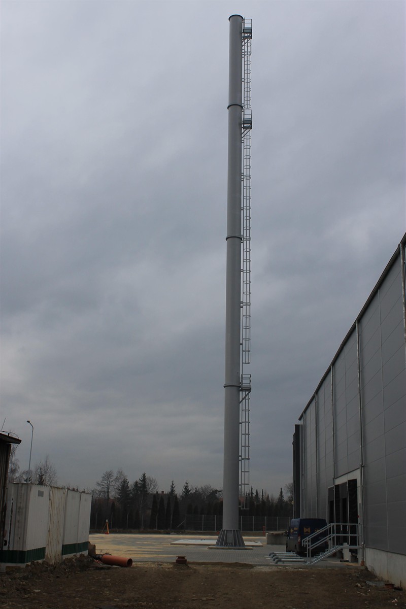 Pionowanie kominów przemysłowych na terenie zakładów przemysłowych w Kętach. - zdjęcie 1
